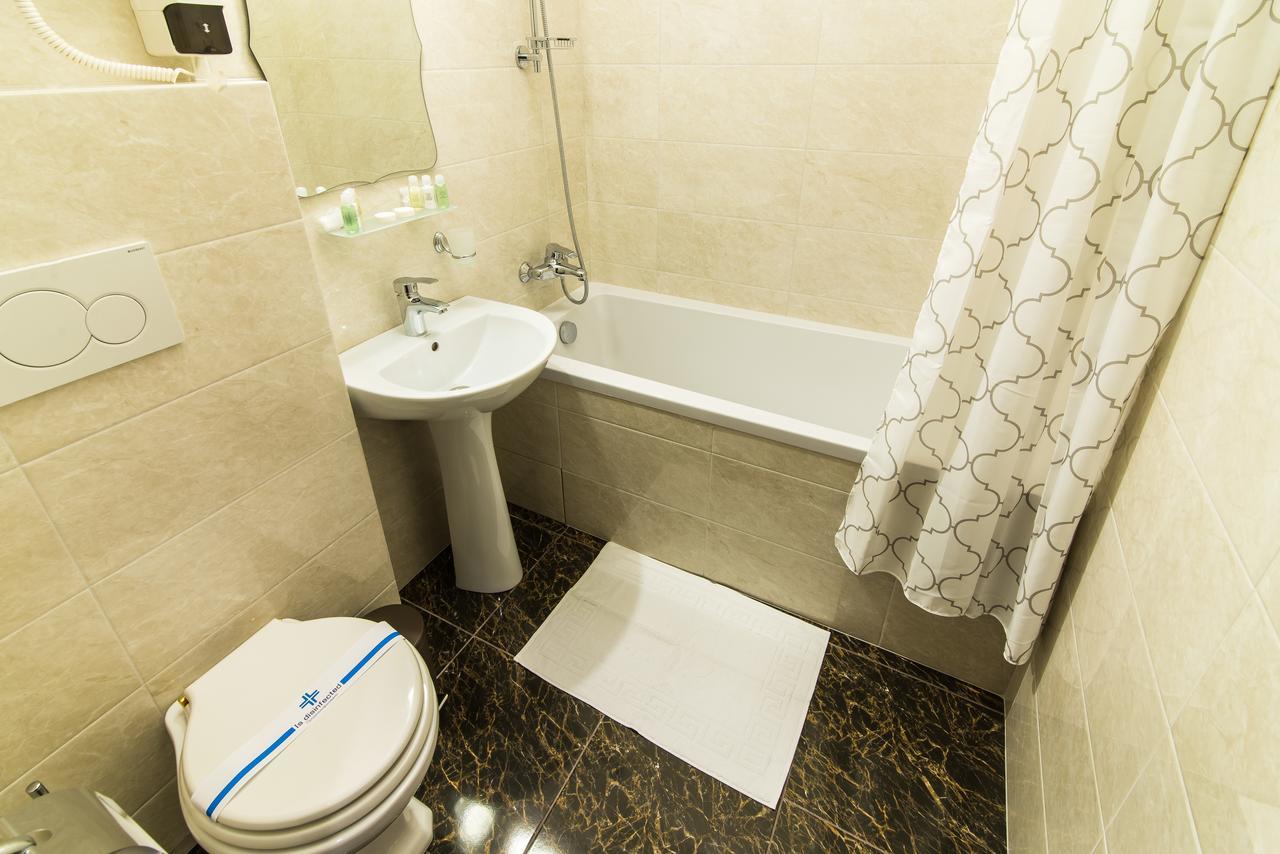 L.O.Y Family Hotel Dnjepropetovsk Buitenkant foto